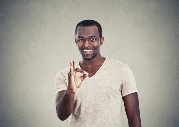 Homem bonito feliz dando sinal ok — Fotografia de Stock