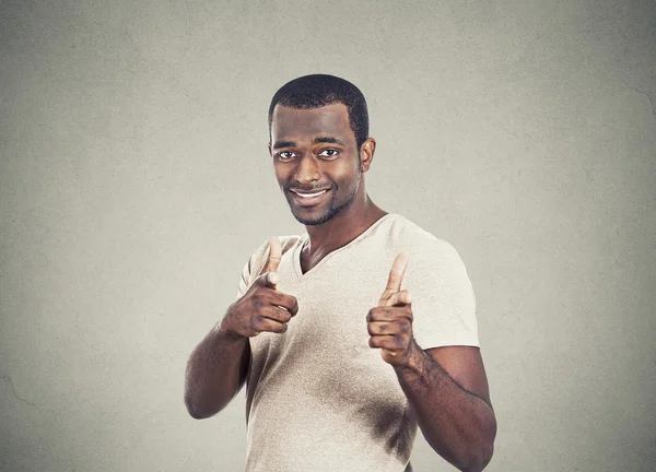 Glücklicher Mann mit zwei Händen Gewehre Zeichen Geste zeigt auf Sie — Stockfoto