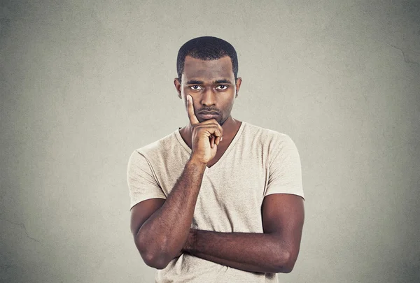 Grave uomo bello con sguardo scettico — Foto Stock