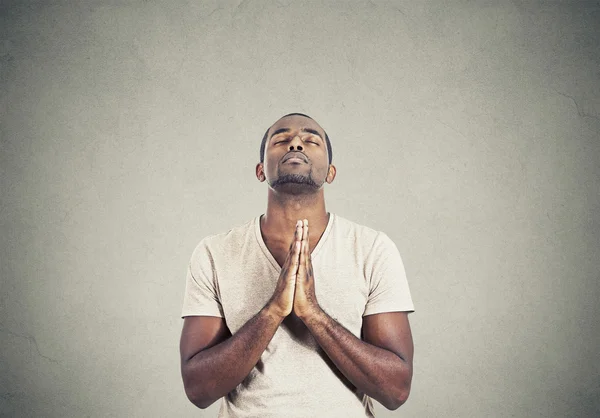 Hombre orando manos apretadas esperando lo mejor — Foto de Stock