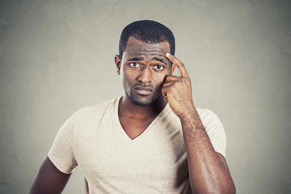 Meşgul adam seyir için eriyik başını tırmalamak 