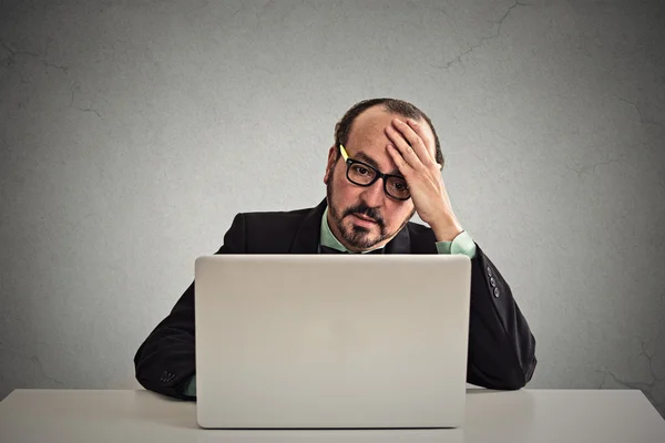 Stressed displeased business man working on laptop computer — Stock Photo, Image