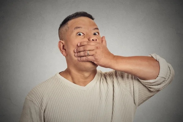 Headshot medo vítima homem com a mão cobrindo sua boca — Fotografia de Stock