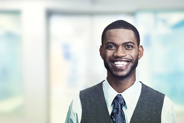 Retrato de un joven hombre de negocios sonriente —  Fotos de Stock