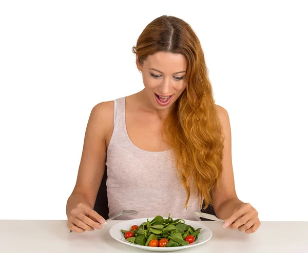 Vrouw die salade eet — Stockfoto