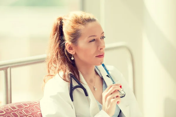 Retrato de uma mulher confiante médico sentado em seu escritório — Fotografia de Stock