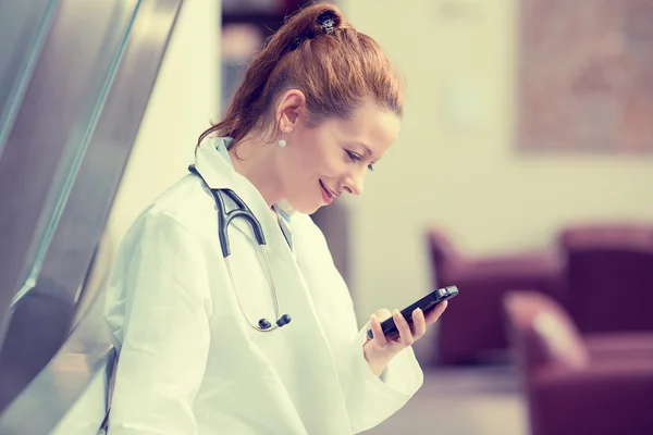 Ženský lékař v bílý laboratorní plášť chytrý mobilní telefon — Stock fotografie