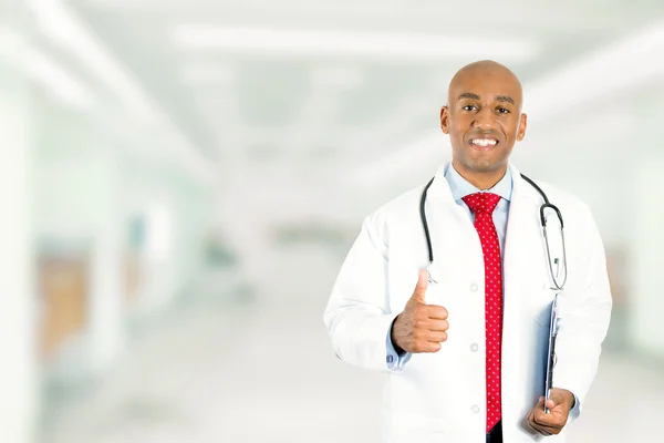 Médecin montrant pouces debout dans le couloir de l'hôpital — Photo