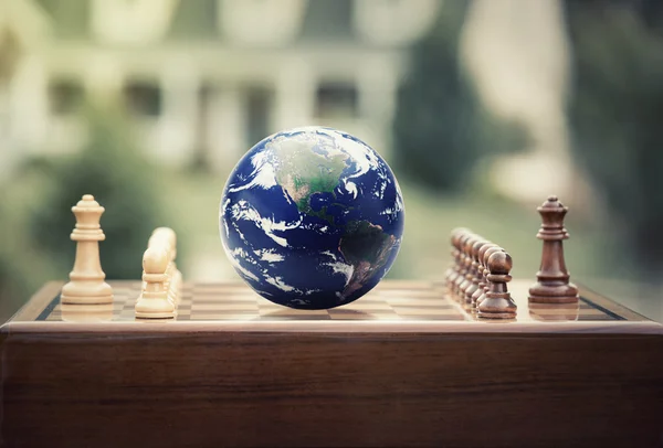 Chiffres de jeu d'échecs globe terrestre isolé sur fond de maison — Photo