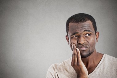 Genç adam çok kötü ağrı diş ağrısı olan yüz dokunmadan