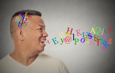 Açık ağzından çıkan alfabesi harfleri ile konuşan adam