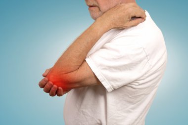 Komuta sizde dirsek inflamasyon ile ağrı acı kırmızı renkli 