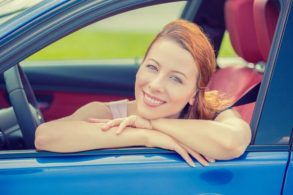 Sorridente donna felice seduta in una nuova auto blu — Foto Stock