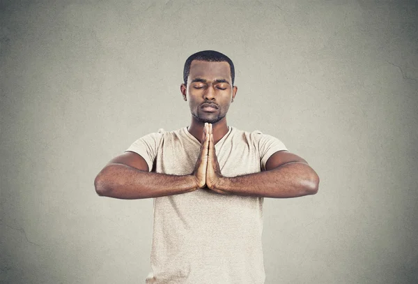 Stilig man gör yoga — Stockfoto