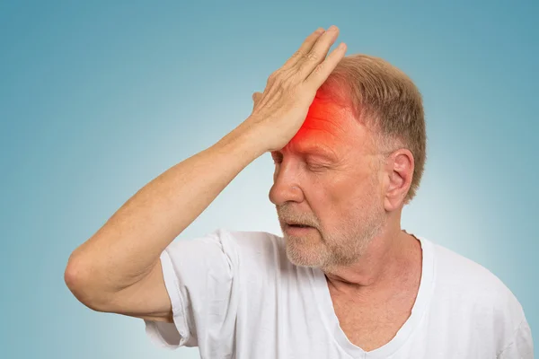 Starší muž trpí bolestmi hlavy, ruce na hlavu — Stock fotografie