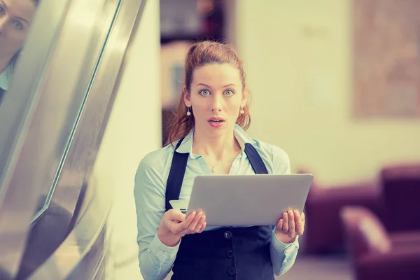 Chockad kvinna med dator laptop — Stockfoto