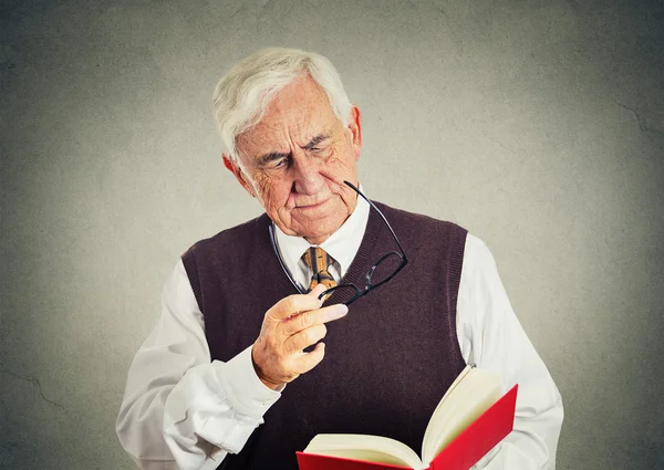Anciano sosteniendo libro, gafas que tienen problemas de vista — Foto de Stock