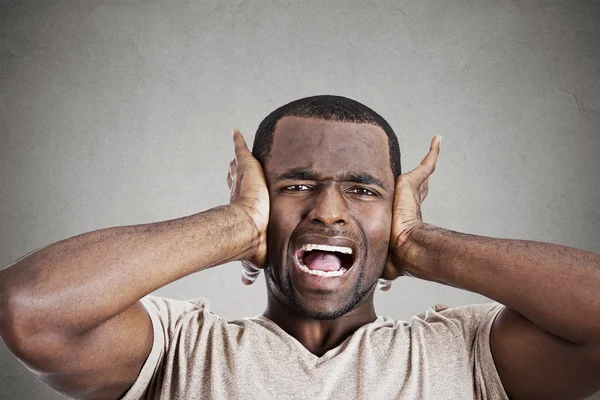 Stressato giovane uomo spremendo la testa andando noccioline urlando — Foto Stock