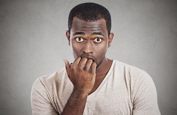 Anxieux stressé jeune homme regardant la caméra — Photo