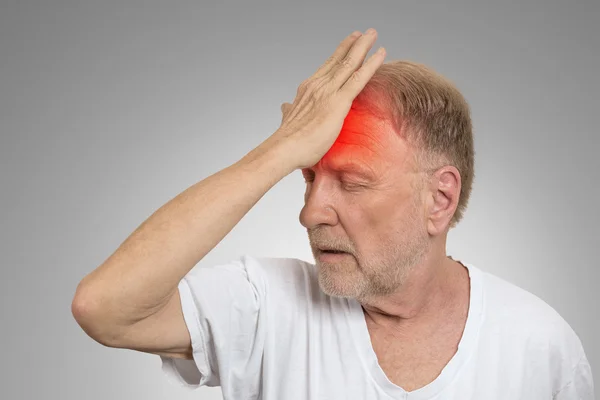 Старший чоловік, який страждає від головного болю руки на голові — стокове фото
