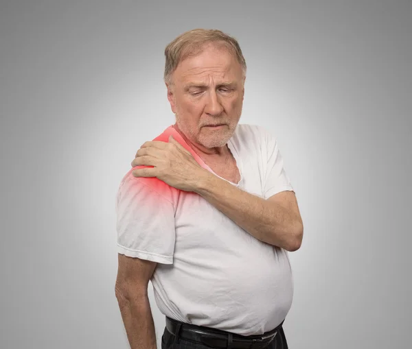 Hombre mayor con dolor en su hombro — Foto de Stock