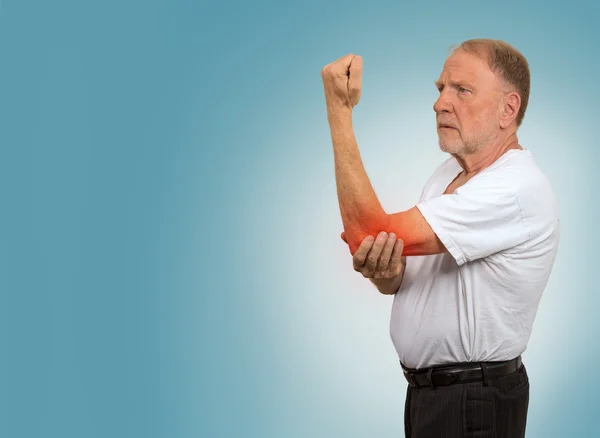 Uomo anziano con infiammazione del gomito rosso che soffre di dolore — Foto Stock