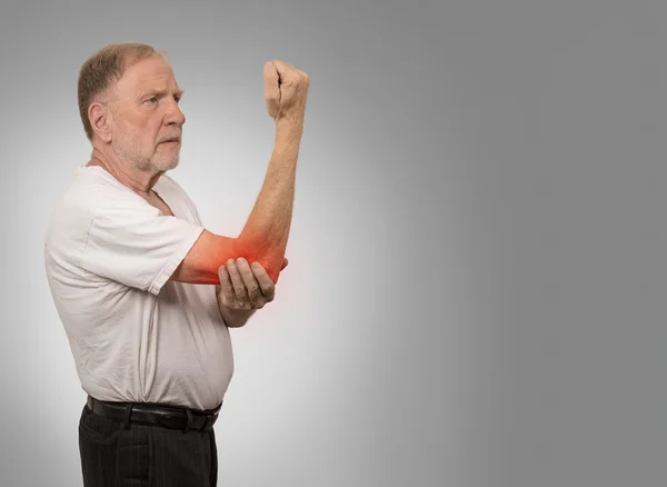 Hombre mayor con inflamación del codo rojo que sufre de dolor — Foto de Stock