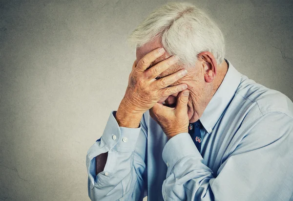 Triest depressief senior, oude man die betrekking hebben op zijn gezicht met handen — Stockfoto