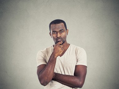 şüpheci genç adam  