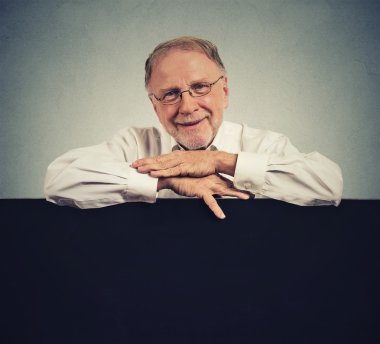 Kıdemli mutlu adam ile boş yer beyaz bayrak