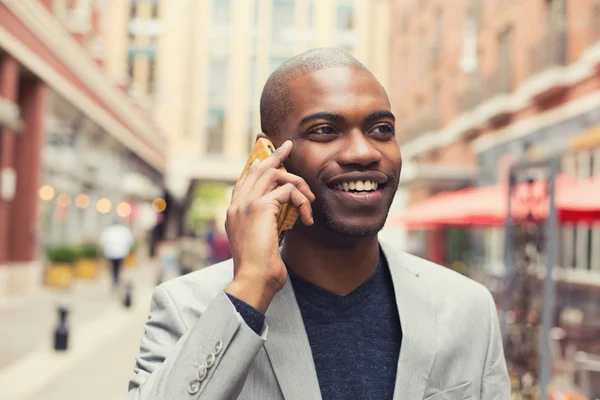 Retrato jovem urbano profissional sorrindo homem usando telefone inteligente — Fotografia de Stock