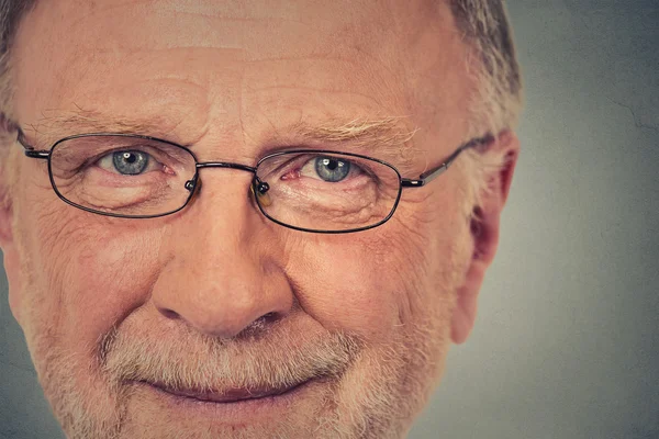 Portrait de vieil homme heureux avec des lunettes — Photo