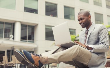 mutlu işadamı dizüstü bilgisayar açık havada üzerinde çalışma 