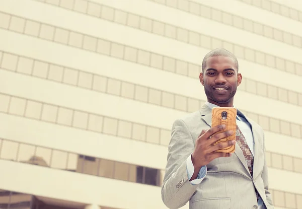 Feliz hombre alegre emocionado por lo que ve en el teléfono celular — Foto de Stock