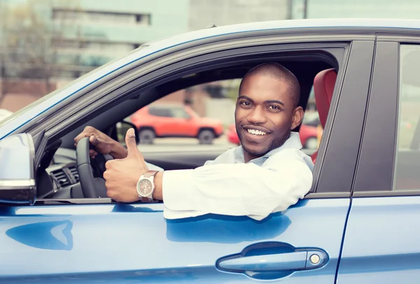 Uomo conducente felice sorridente mostrando pollici su guida sport auto blu — Foto Stock