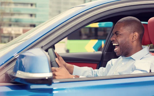 Angry pissed off aggressive young man driving car shouting — Stock Photo, Image