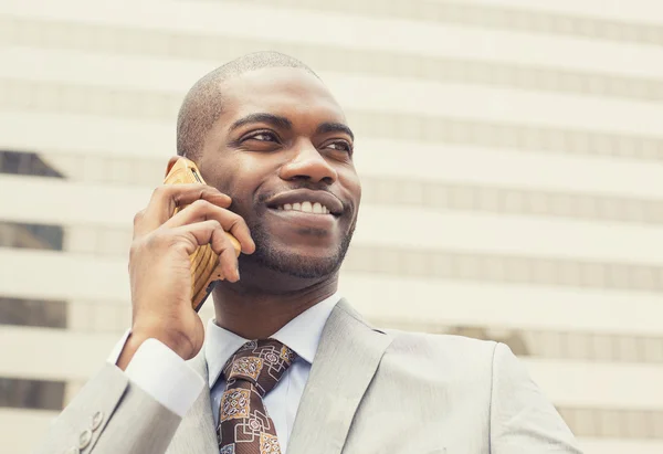 Glücklich lachender Geschäftsmann, der draußen mit dem Handy telefoniert — Stockfoto