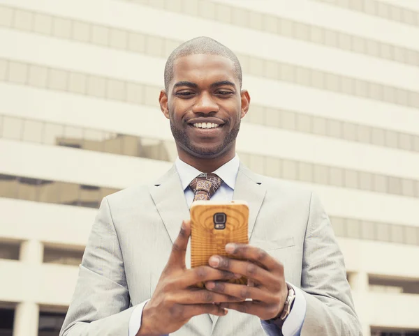 Mutlu, neşeli bir adam cep telefonuyla gördüğü tarafından heyecan — Stok fotoğraf
