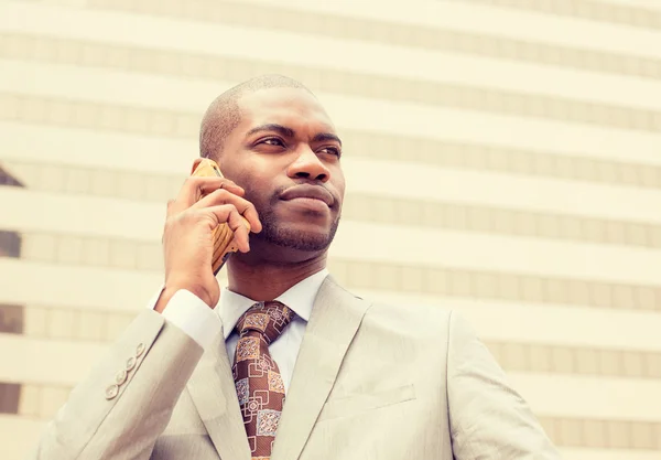 Schöner glücklicher junger Geschäftsmann, der mit dem Handy telefoniert — Stockfoto