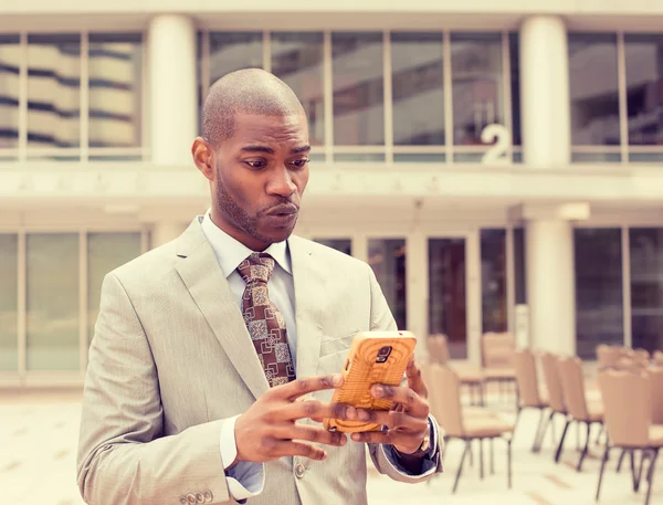 Triste escéptico infeliz hombre serio hablando mensajes de texto en el teléfono —  Fotos de Stock