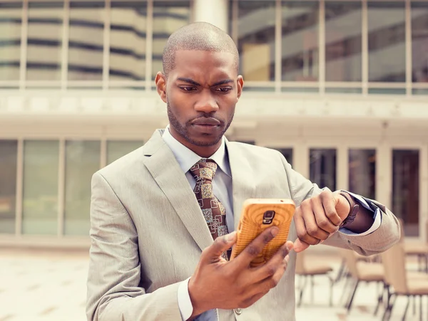 Biznes człowiek patrząc na zegarek telefon komórkowy kończy się czas — Zdjęcie stockowe
