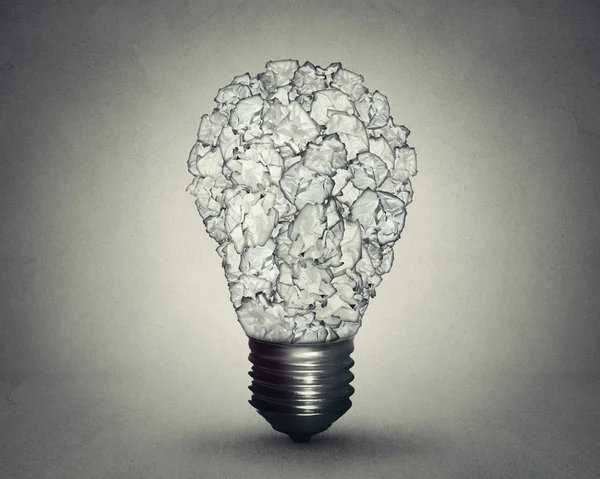 Лампочка зроблена зі збитого паперу. концепція креативної освіти — стокове фото