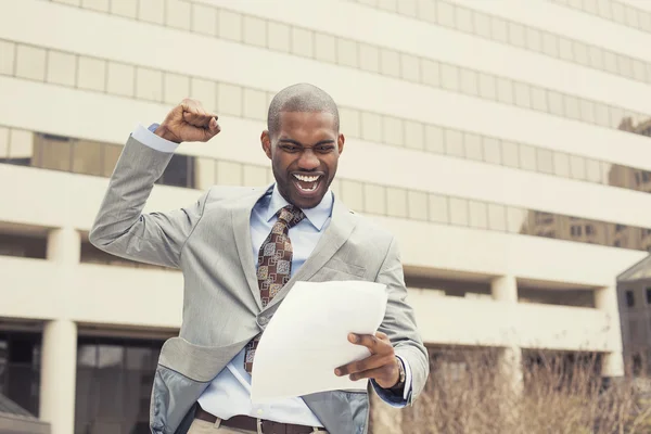 Succesvolle man viert succes houden nieuwe bestek — Stockfoto