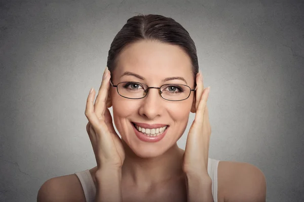 Atractiva mujer joven con gafas en la cabeza — Foto de Stock