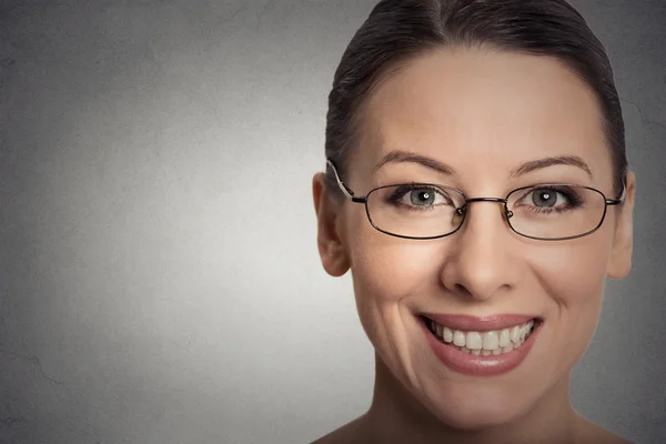 Atractiva mujer joven con gafas en la cabeza — Foto de Stock