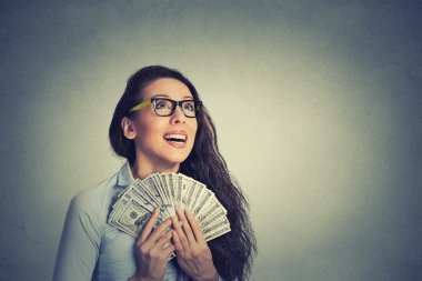 mutlu başarılı iş kadını para para tutan