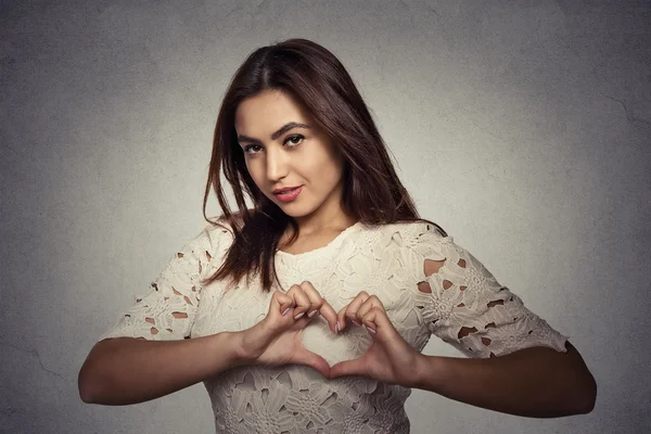 Lächelnde, glückliche junge Frau, die mit Händen Herzzeichen macht — Stockfoto