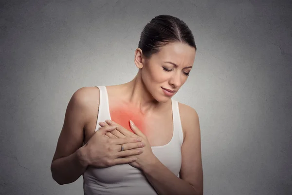 Junge Frau mit Brustschmerzen, die Brust berühren — Stockfoto