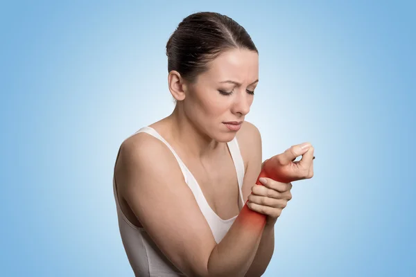 Frau hält ihr schmerzhaftes Handgelenk — Stockfoto