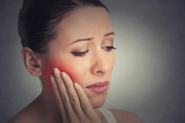 Mulher com dor de dente sensível problema coroa prestes a chorar de dor — Fotografia de Stock